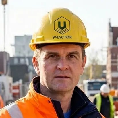 Михаил Игнатов на объекте, каска, рабочая одежда